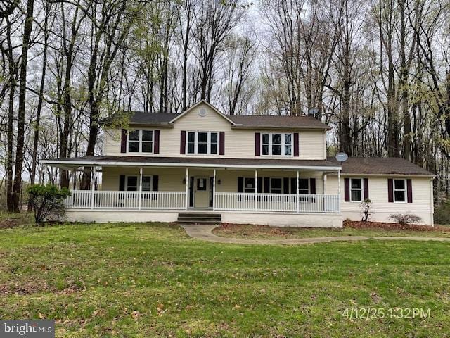 country-style home featuring covered porch and a front lawn