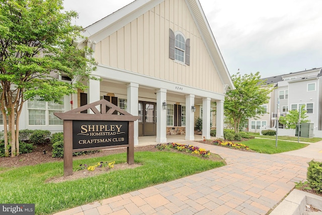 community sign featuring a lawn