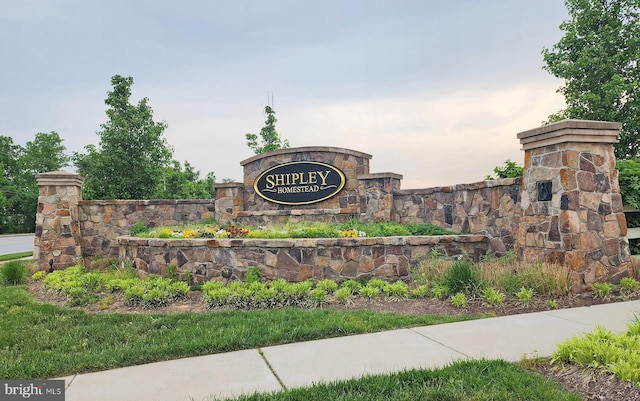 view of community / neighborhood sign