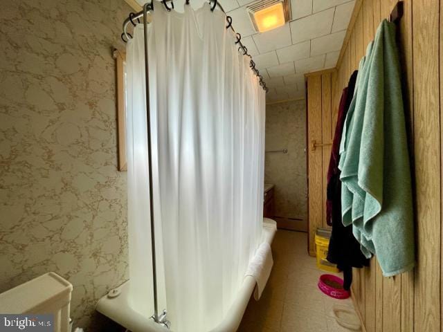 full bathroom featuring curtained shower and toilet