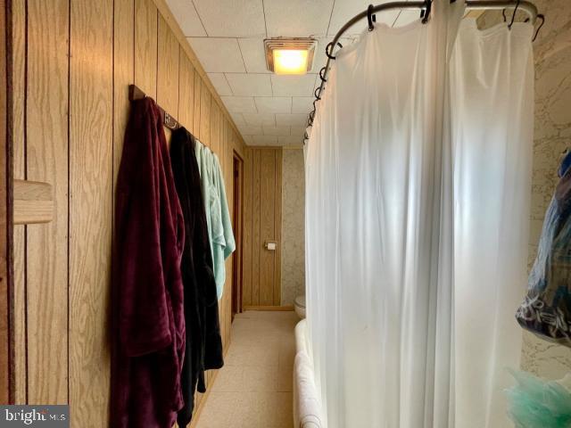 bathroom with toilet and a shower with curtain