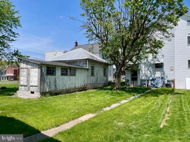 back of house featuring a lawn