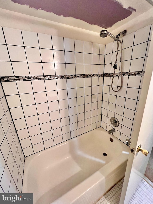 338 Saybrook Ln, Wallingford, PA 19086 - full bath featuring tile patterned floors and washtub / shower combination