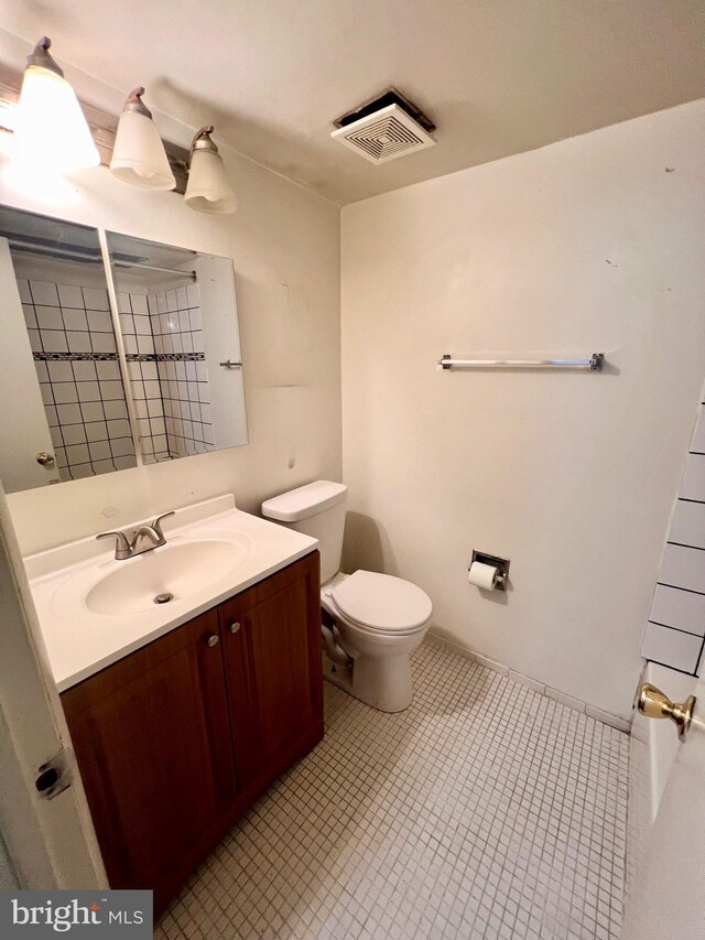 338 Saybrook Ln, Wallingford, PA 19086 - bathroom featuring toilet, vanity, tile patterned flooring, and a shower