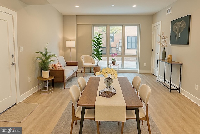dining space featuring recessed lighting, baseboards, and light wood-style flooring