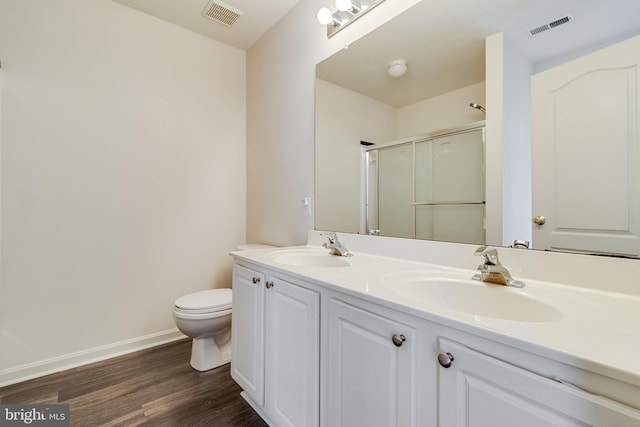 full bath featuring visible vents, baseboards, and a sink