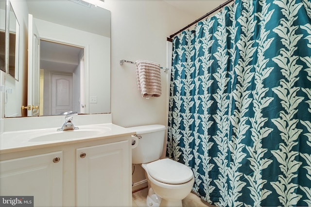 full bathroom with toilet, vanity, and curtained shower