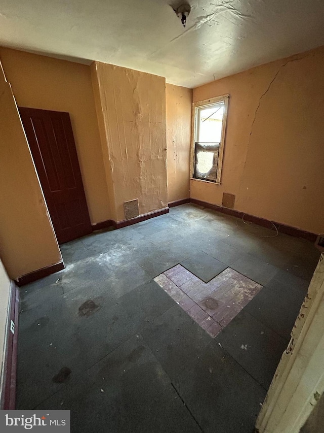 empty room featuring baseboards