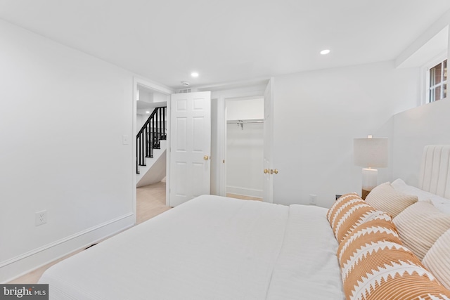 bedroom with recessed lighting, baseboards, and a closet