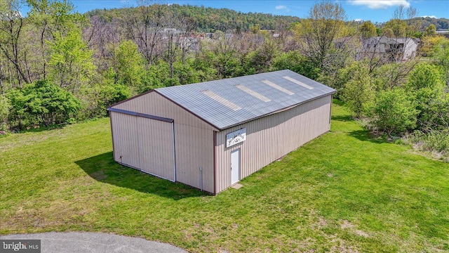 view of pole building featuring a yard