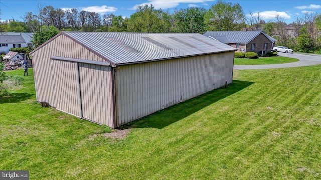 view of pole building featuring a lawn