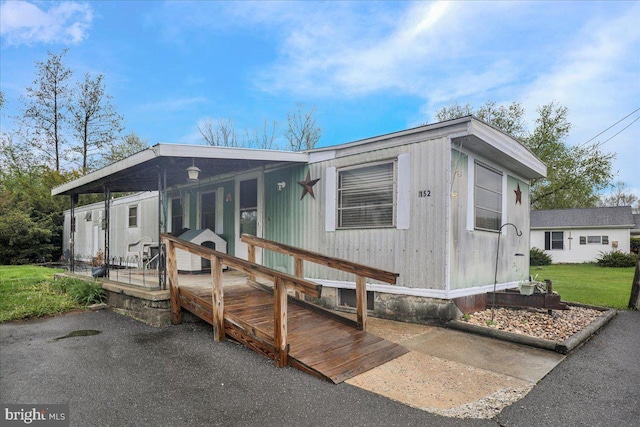 manufactured / mobile home with a front lawn