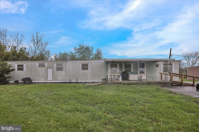 manufactured / mobile home featuring a front yard