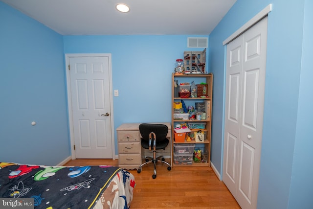 bedroom featuring recessed lighting, visible vents, light wood-style flooring, and a closet
