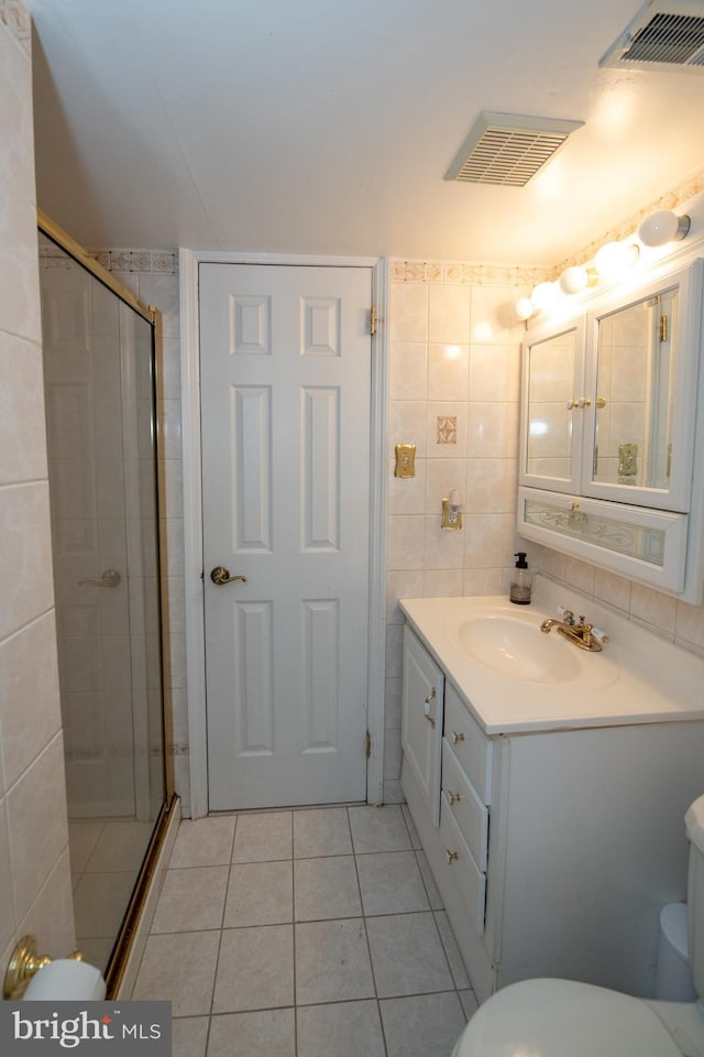 full bath featuring visible vents, toilet, and a shower stall