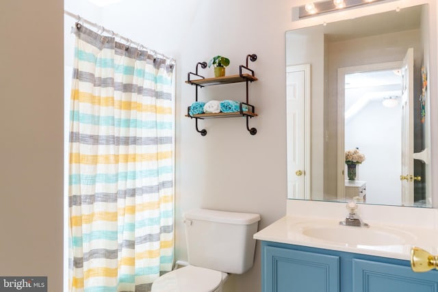 full bath with vanity, toilet, and a shower with curtain