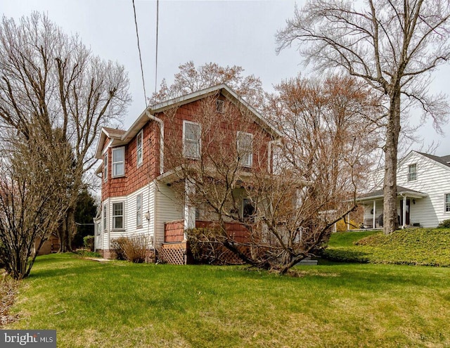 traditional-style house with a front yard