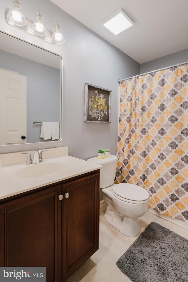 full bathroom featuring vanity, tile patterned flooring, toilet, and a shower with curtain