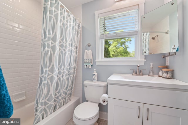 full bath with shower / bath combo with shower curtain, toilet, baseboards, and vanity