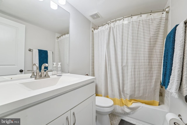 full bathroom with toilet, vanity, visible vents, and shower / bathtub combination with curtain