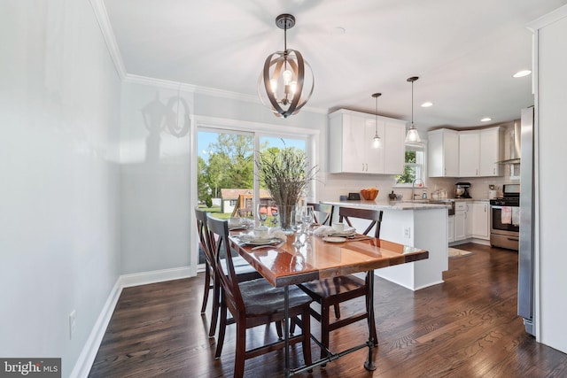dining area featuring dark wood-type flooring, recessed lighting, crown molding, an inviting chandelier, and baseboards