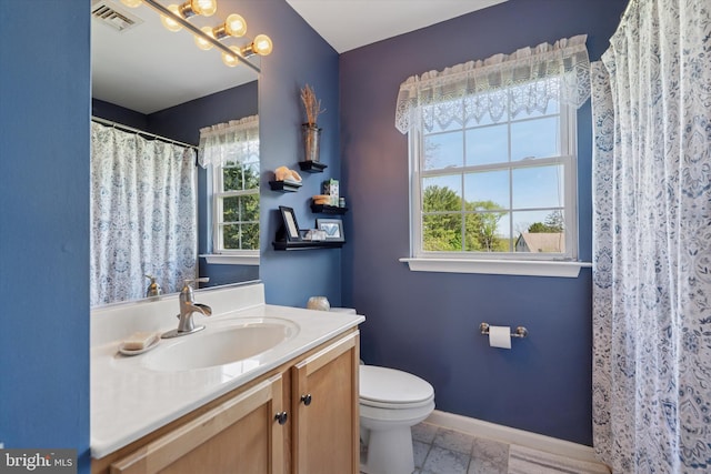 full bathroom with vanity, toilet, a shower with shower curtain, baseboards, and visible vents