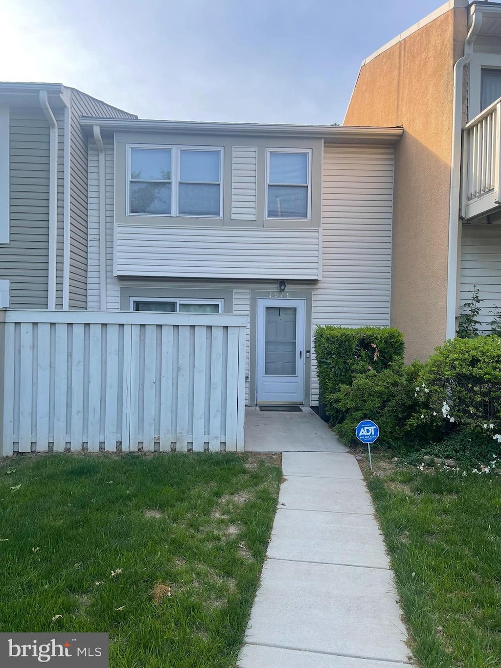 view of front of property featuring a front lawn