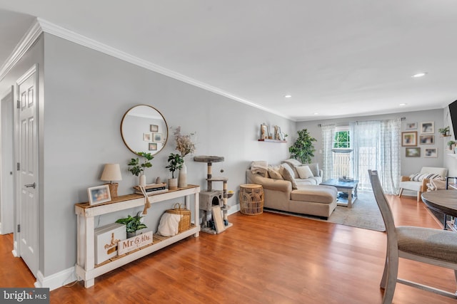living room featuring crown molding, recessed lighting, baseboards, and wood finished floors