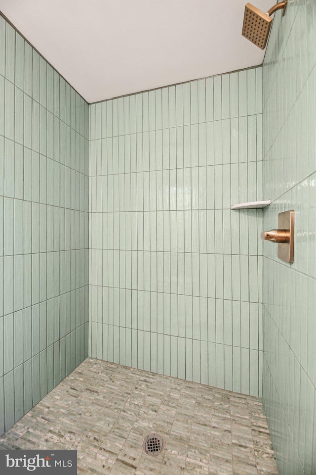 bathroom featuring tiled shower