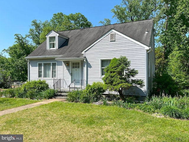 view of front of property featuring a front lawn