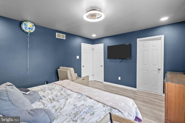bedroom featuring visible vents, wood finished floors, baseboards, a closet, and recessed lighting