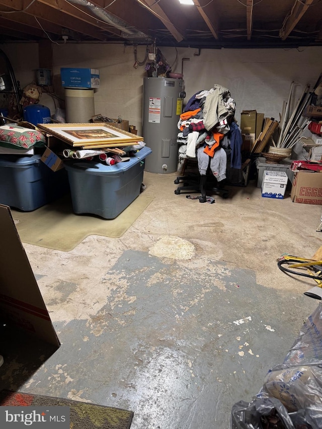 unfinished below grade area featuring electric water heater