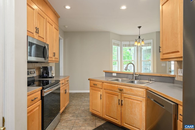 2364 N Chesterfield Ct, Charlottesville, VA 22911 - kitchen with stainless steel appliances, a sink, baseboards, recessed lighting, and a peninsula