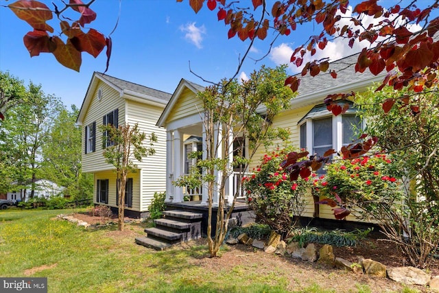 view of front of property featuring a front lawn