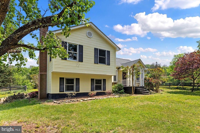 view of front of home featuring fence and a front yard