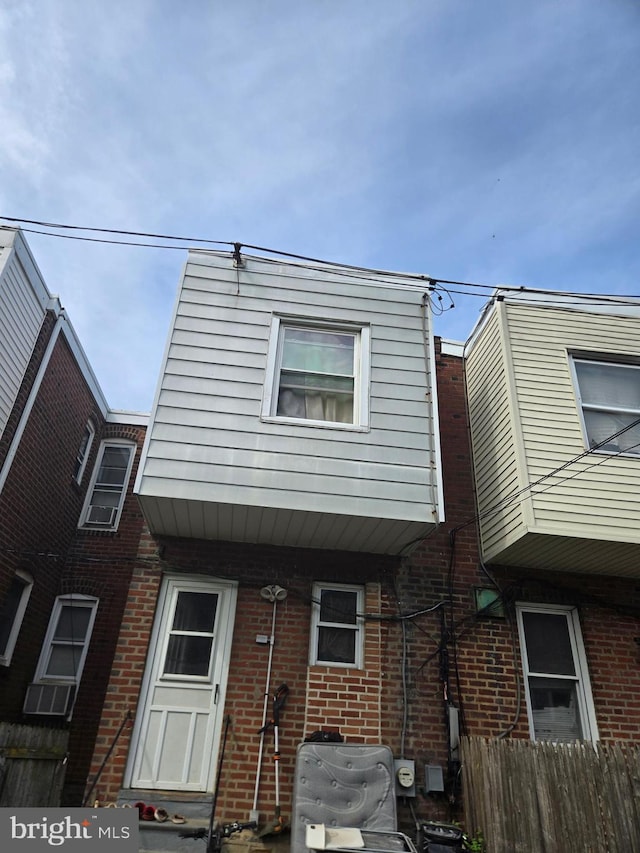 townhome / multi-family property featuring fence