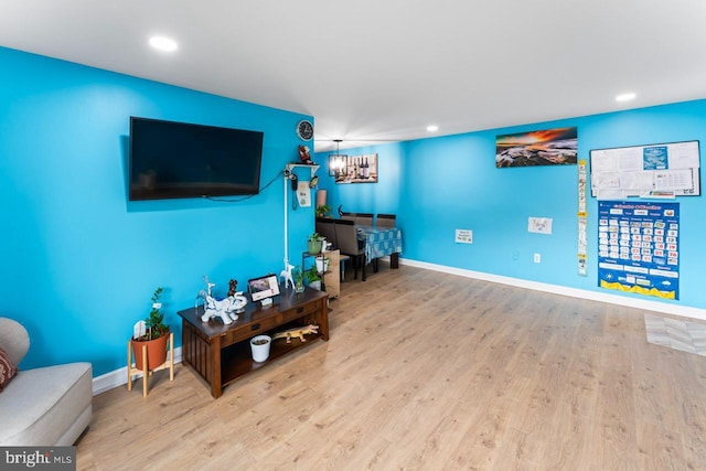 living room with baseboards, recessed lighting, and wood finished floors