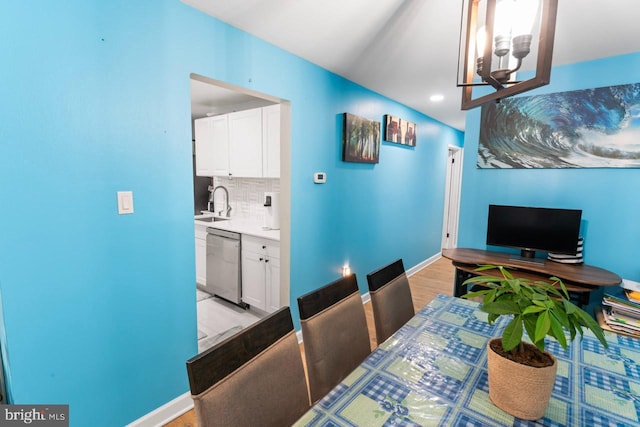 dining area featuring recessed lighting, baseboards, and light wood-type flooring