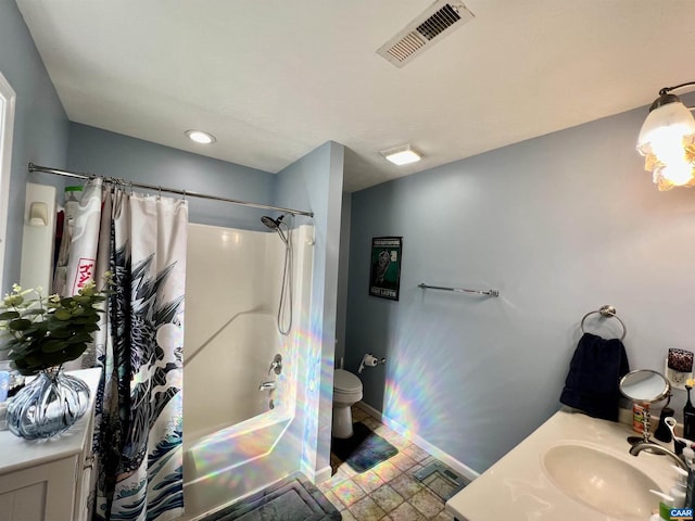 bathroom featuring shower / bath combo, vanity, toilet, baseboards, and visible vents
