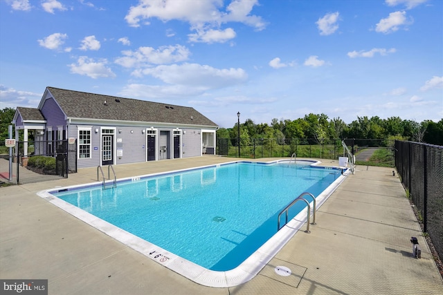 8210 Heritage Crossing Ct, Manassas, VA 20109 - community pool with a patio area