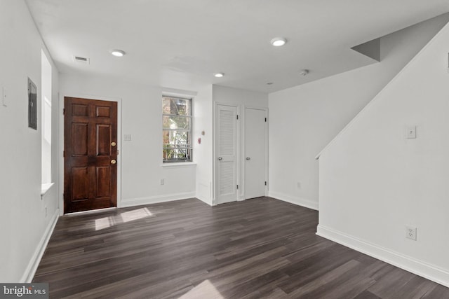 entryway featuring visible vents, recessed lighting, dark wood-style flooring, and baseboards