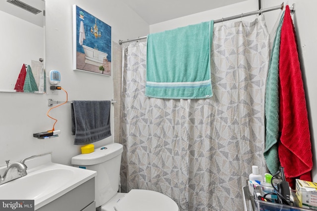 full bath with vanity, a shower with curtain, toilet, and visible vents