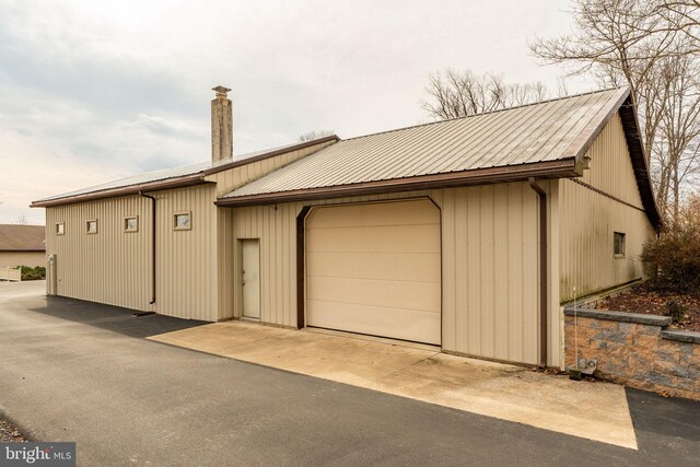 view of detached garage