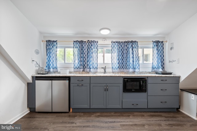 kitchen featuring a sink, gray cabinets, dishwashing machine, black microwave, and dark wood-style floors