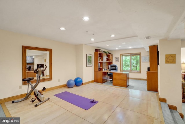 workout room featuring baseboards, visible vents, light wood-type flooring, and recessed lighting