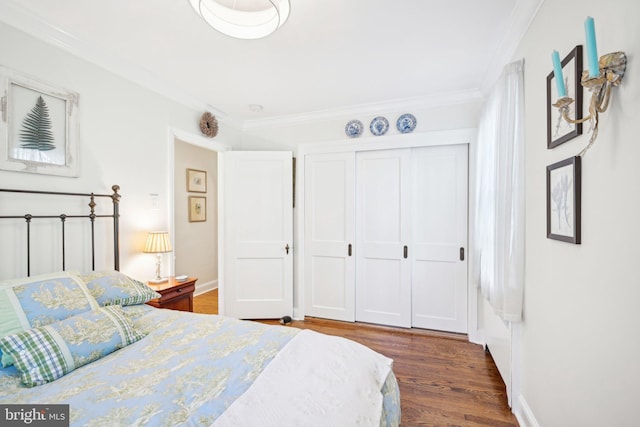 835 Beechwood Rd, Havertown, PA 19083 - bedroom with dark wood-style flooring, ornamental molding, a closet, and baseboards