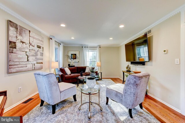 living room featuring recessed lighting, wood finished floors, crown molding, and baseboards