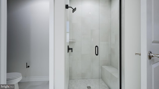 full bathroom featuring a stall shower and toilet