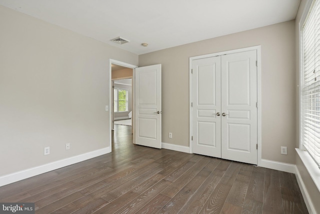 51 Knickerbocker Ln, Malvern, PA 19355 - unfurnished bedroom featuring dark wood-type flooring, baseboards, and a closet