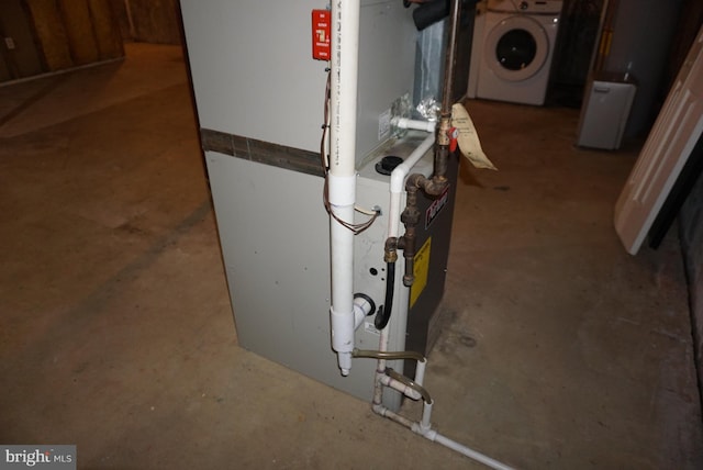 utilities featuring washer / clothes dryer